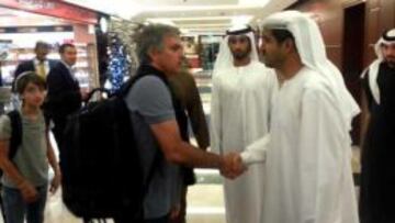 LA ESTRELLA. Mourinho a su llegada ayer a Dubai junto a su agente Jorge Mendes.