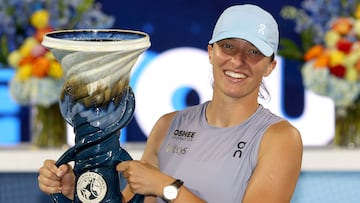 Iga Swiatek, con el trofeo de campeona del Cincinnati Open.