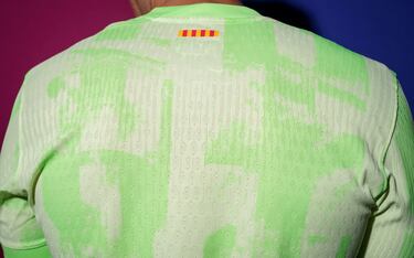 La tercera equipación del Fútbol Club Barcelona de este año simboliza la prosperidad, el crecimiento y el progreso en la lucha por la igualdad. El principal color de la equipación, el verde, representa  el nacimiento de una nueva era de igualdad y solidaridad entre mujeres y reafirma el compromiso con un futuro próspero, mediante una alianza inquebrantable.