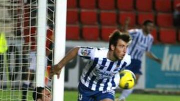 <b>EL VERDUGO. </b>Enrich deja sentado a Rubén tras uno de sus goles. Powel y Arzu salieron lesionados.