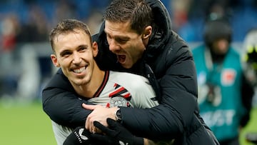 Sinsheim (Germany), 04/11/2023.- Leverkusen's head coach Xabi Alonso (R) and player Alejandro Grimaldo celebrate after winning the German Bundesliga soccer match between TSG 1899 Hoffenheim and Bayer 04 Leverkusen in Sinsheim, Germany, 04 November 2023. (Alemania) EFE/EPA/RONALD WITTEK CONDITIONS - ATTENTION: The DFL regulations prohibit any use of photographs as image sequences and/or quasi-video.
