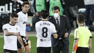 Gabriel Paulista, Gay&agrave;, Carlos Soler y Javi Gracia, en un partido del Valencia.
