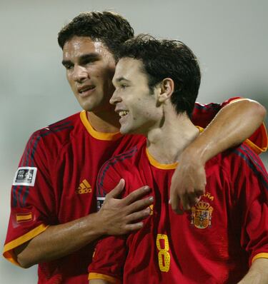 La final de 2003 en Abu Dabi fue un duelo vibrante entre Brasil y la España de Andrés Iniesta. El
mediocampista manchego mostró ya la elegancia y control que marcarían su carrera, aunque su
equipo cayó 1-0 por un gol agónico de Fernandinho. Ese torneo reunió a varios futuros cracks
mundiales: Dani Alves, Maicon, Kaká, Adriano, además de Gabi y Juanfran en la Roja.
