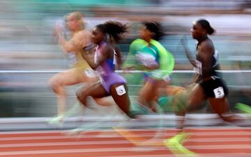 Curiosa imagen de Dina Asher-Smith de Gran Bretaña durante la prueba de los 100 metros femeninos del Campeonato Mundial de Atletismo en Eugene, Oregón. 