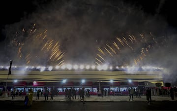 Fuegos artificiales durante la ceremonia de apertura de la Copa Mundial de la FIFA Qatar 2022.