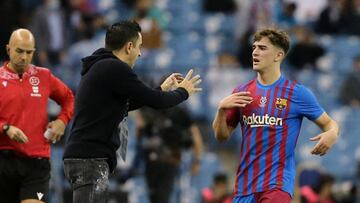 Xavi da indicaciones a Gavi durante un momento del partido ante el Real Madrid.