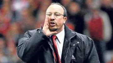 Benítez arenga a sus jugadores.