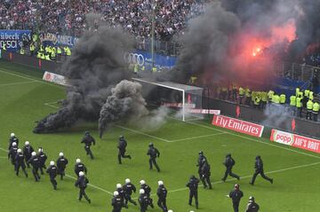 Así fueron los disturbios por el descenso del Hamburgo