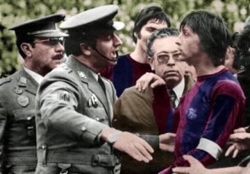 Cruyff, retirado por la polic¨ªa en un M¨¤laga-Barcelona, tras ser expulsado en 1975