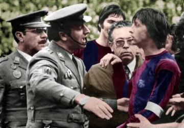 Cruyff, retirado por la policía en un Màlaga-Barcelona, tras ser expulsado en 1975