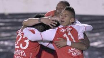 Francisco Meza de Santa Fe celebra su gol contra Real Garcilaso durante el partido por los cuartos de final de la Copa Libertadores, en Cuzco.