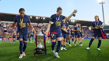 Las jugadoras del Barcelona celebran el triunfo y su undécima Copa de la Reina.En la imagen, Vicky López y Ona Batlle.