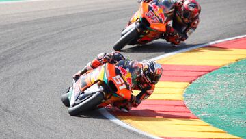 ALCAÑIZ (TERUEL), 18/09/2022.- El piloto español Pedro Acosta (Red Bull KTM Ajo) (i) seguido por Augusto Fernández (d) durante el Gran Premio Animoca Brands de Aragón de Moto2 que se celebra este domingo en el circuito turolense de de Motorland Alcañiz. EFE/Javier Cebollada
