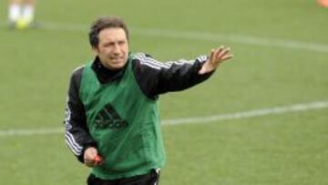 Eusebio da &oacute;rdenes en el entrenamiento de la Real Sociedad.