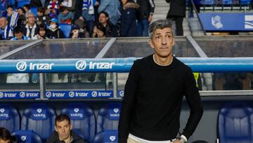 SAN SEBASTI?N, 09/02/2025.- El entrenador de la Real Sociedad, Imanol Alguacil, al inicio del partido de LaLiga de f¨²tbol que Real Sociedad y RCD Espanyol disputan este domingo en el Reale Arena, en San Sebasti¨¢n. EFE/Javier Etxezarreta