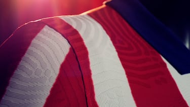 Según el propio Atlético, la nueva equipación 'encarna los valores imperecederos del club a través de una interpretación clásica de sus famosos colores'. Tiene un cuello clásico y las franjas rojas y blancas ligeramente distorsionadas para darle un toque 