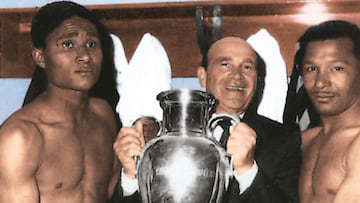 Eusebio, Bela Guttmann y Coluna posan con la Copa de Europa de 1962. Tras la marcha del técnico húngaro, el Benfica no ha vuelto a ganar el título.