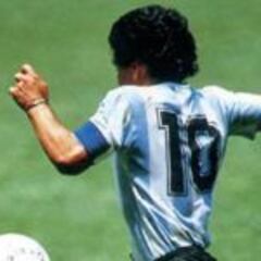 Maradona, una naranja y ovación en El Campín