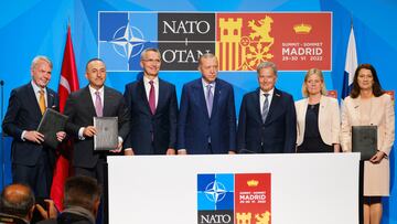 El presidente de Turquía, Recep Tayyip Erdogan, su homólogo finlandés, Saulio Niinisto, la primera ministra de Suecia, Magdalena Andersson, y el secretario general de la OTAN, Jens Stoltenberg, presentan un Memorando de Entendimiento. Photo: -/NATO/dpa