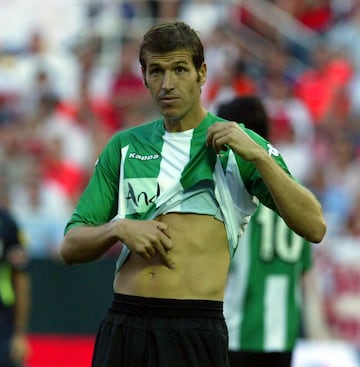 17 partidos con el Betis y 91 con el Valencia. Acabó su carrera en el Betis (una temporada). Con el Valencia jugó tres temporadas, marcando cinco goles.
