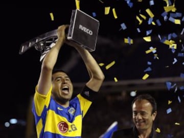 Riquelme con el trofeo de la Primera División de Argentina de 2011 después de derrotar Banfield por 3-0.