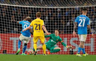 El jugador nigeriano del Nápoles recibe un balón dentro del área, forcejea con Íñigo Martínez y le gana la pelea, encara y dispara raso engañando a Marc-André Ter Stegen.