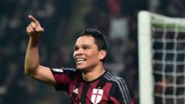 Carlos Bacca celebra sus 11 goles en la Serie A.