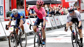 SAN SEBASTIÁN, 31/07/2021.- El estadounidense Neilson Powless (c) celebra la victoria en la línea de meta de la 40 edición de la Clásica Ciclista de San Sebastián masculina, con un recorrido de 223,5 kilómetros, este sábado. EFE/Juan Herrero