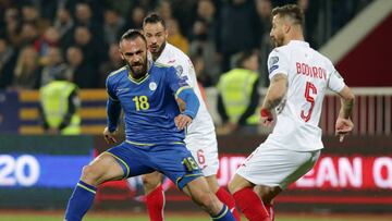 Muriqi, de azul, durante un encuentro con Kosovo.