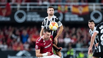 Dani Perejón, jugador del FC Cartagena, DAVID FLAKUS BOSILJ, jugador Esloveno, del Real Murcia, FC Cartagena vs Real Murcia, Liga regular Primera Federacion, grupo 2, Estadio Cartagonova, Cartagena, Region de Murcia, Spain, 08 Diciembre 2025