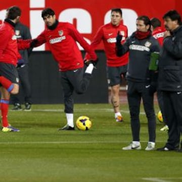 El Atleti se ejercitó ayer en el Calderón para preparar óptimamente el encuentro de esta noche ante el Valencia.