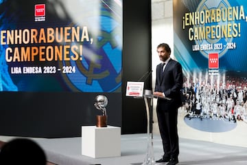 El capitán del Real Madrid de baloncesto, Sergio Llull, da un discurso durante la recepción ofrecida por la Comunidad de Madrid al Real Madrid de baloncesto.