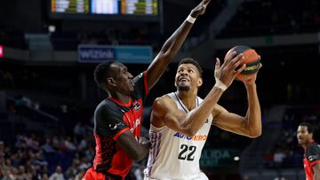 GRAF1804. MADRID, 02/04/2023.- El pívot del Real Madrid Walter Tavares (d) es defendido por Mamadou Niang (i), del Covirán Granada, durante el partido de Liga ACB Endesa de baloncesto disputado este domingo en el Wizink Center. EFE/Daniel González