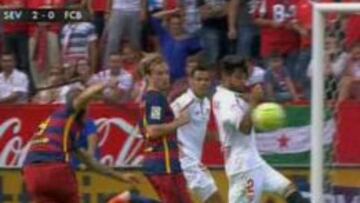 El balón golpea a un Tremoulinas que trataba de protegerse.