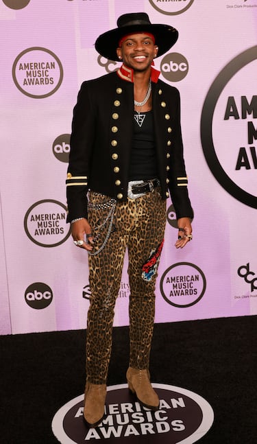 Jimmie Allen posa en la alfombra antes del inicio de la gala. 