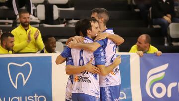 Los jugadores del AD Sala 10 Zaragoza celebran un gol durante un partido.