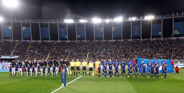 Posan los dos equipos finalistas en el centro del terreno de juego del estadio Moulay Abdallah.
