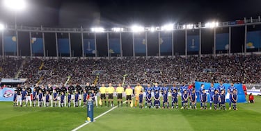 Posan los dos equipos finalistas en el centro del terreno de juego del estadio Moulay Abdallah.
