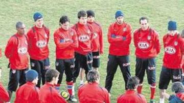 <b>AÚN TOCADOS. </b>La plantilla compareció en el Cerro del Espino, pese a no haber pasado buena noche, y se reunió con Bianchi.