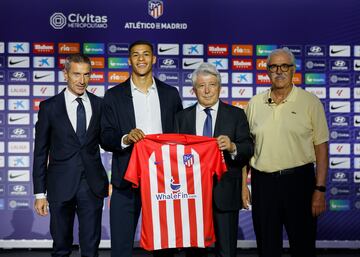 El defensa uruguayo fue presentado como nuevo jugador rojiblanco y recibi¨® su nueva camiseta de manos del presidente del Atl¨¦tico de Madrid, Enrique Cerezo. El jugador llega procedente del Racing Club de Montevideo.