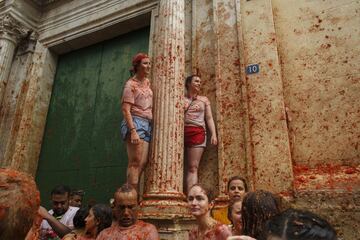 BUNOL, SPAIN - AUGUST 30: Revellers enjoy the atmosphere in tomato pulp while participating the annual Tomatina festival on August 30, 2017 in Bunol, Spain. An estimated 22,000 people threw 150 tons of ripe tomatoes in the world's biggest tomato fight held annually in this Spanish Mediterranean town. (Photo by Pablo Blazquez Dominguez/Getty Images)