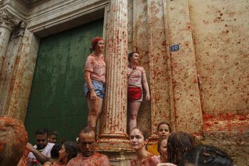 BUNOL, SPAIN - AUGUST 30:  Revellers enjoy the atmosphere in tomato pulp while participating the annual Tomatina festival on August 30, 2017 in Bunol, Spain. An estimated 22,000 people threw 150 tons of ripe tomatoes in the world's biggest tomato fight held annually in this Spanish Mediterranean town.  (Photo by Pablo Blazquez Dominguez/Getty Images)