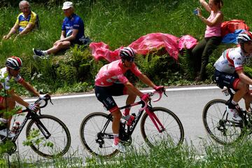 El ruso Ilnur Zakarin se quedó con la victoria. Miguel Ángel López tuvo problemas mecánicos y perdió tiempo con los favoritos. Jan Polanc sigue con la 'Maglia Rosa' 