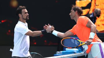 Los tenistas Fabio Fognini y Rafa Nadal se saludan tras su partido en el Open de Australia 2021.
