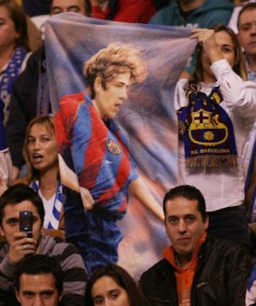 04/11/06.- Seguidores con una pancarta de apoyo a Puyol durante el Deportivo de la Coru?a-Barcelona.