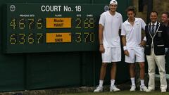 John Isner y Nicolas Mahut posan con el juez de silla Mohamed Lahyani tras su partido de Wimbledon 2010, en el que Isner gan&oacute; en el quinto set por 70-68.
