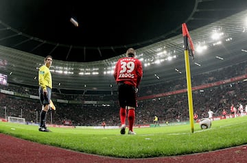 En enero de 2009 Kroos inicia una cesión en el Bayer Leverkusen hasta 2010 y en donde se acaba de foguear como jugador del máximo nivel.