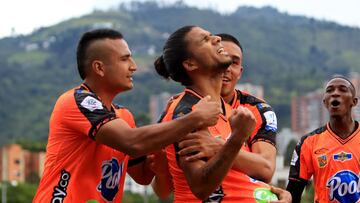 ENVIGADO - COLOMBIA 08-05-2022: Jesus Hernandez de Envigado F. C. celebra con sus compañeros de equipo el tercer gol anotado a Aguilas Doradas Rionegro durante partido de la fecha 19 entre Envigado F. C. y Aguilas Doradas Rionegro por la Liga BetPlay DIMAYOR I 2022 en el estadio Polideportivo Sur de la ciudad de Envigado. / Jesus Hernandez of Envigado F. C. celebrates with his teammates the third goal scoring to Aguilas Doradas Rionegro during a match of the 19th date between Envigado F. C. and Aguilas Doradas Rionegro for the BetPlay DIMAYOR I 2022 League at the Polideportivo Sur Stadium in Envigado city. / Photo: VizzorImage / Andres Alvarez / Cont.