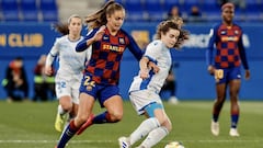 Lieke Martens, del Bar&ccedil;a, y Teresa Abelleira, del Deportivo, durante un duelo entre ambos clubes en la Copa de la Reina. 