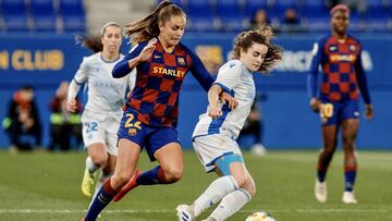 Lieke Martens, del Bar&ccedil;a, y Teresa Abelleira, del Deportivo, durante un duelo entre ambos clubes en la Copa de la Reina. 